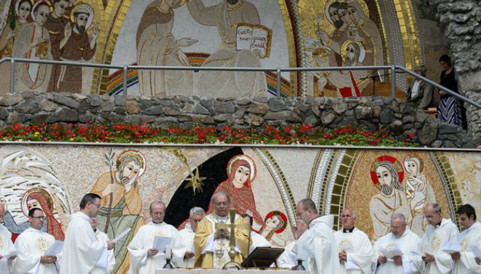 KARÁCSONY A SZŰZANYÁNÁL