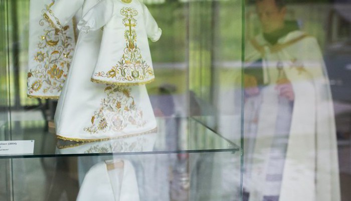 Kiállítás a Szentkúti Szűzanya öltözeteiből