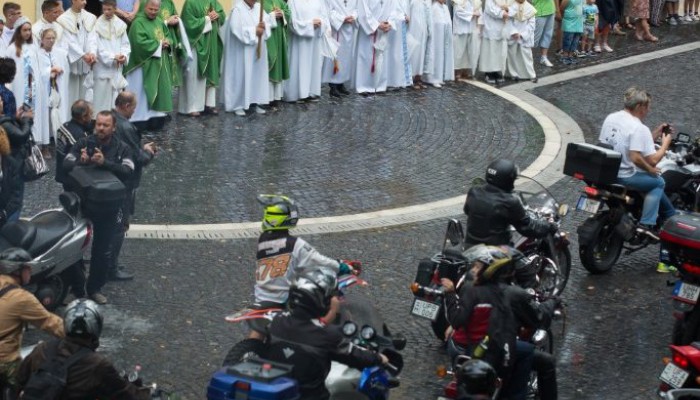 MOTOROSOK ZARÁNDOKLATA ÉS NEMZETI EMLÉKHELY SZTÉLÉ-AVATÁS